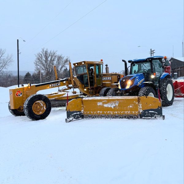 2025-deneigement-tracteur-grader_vertical Grader et tracteur pelle et souffleur